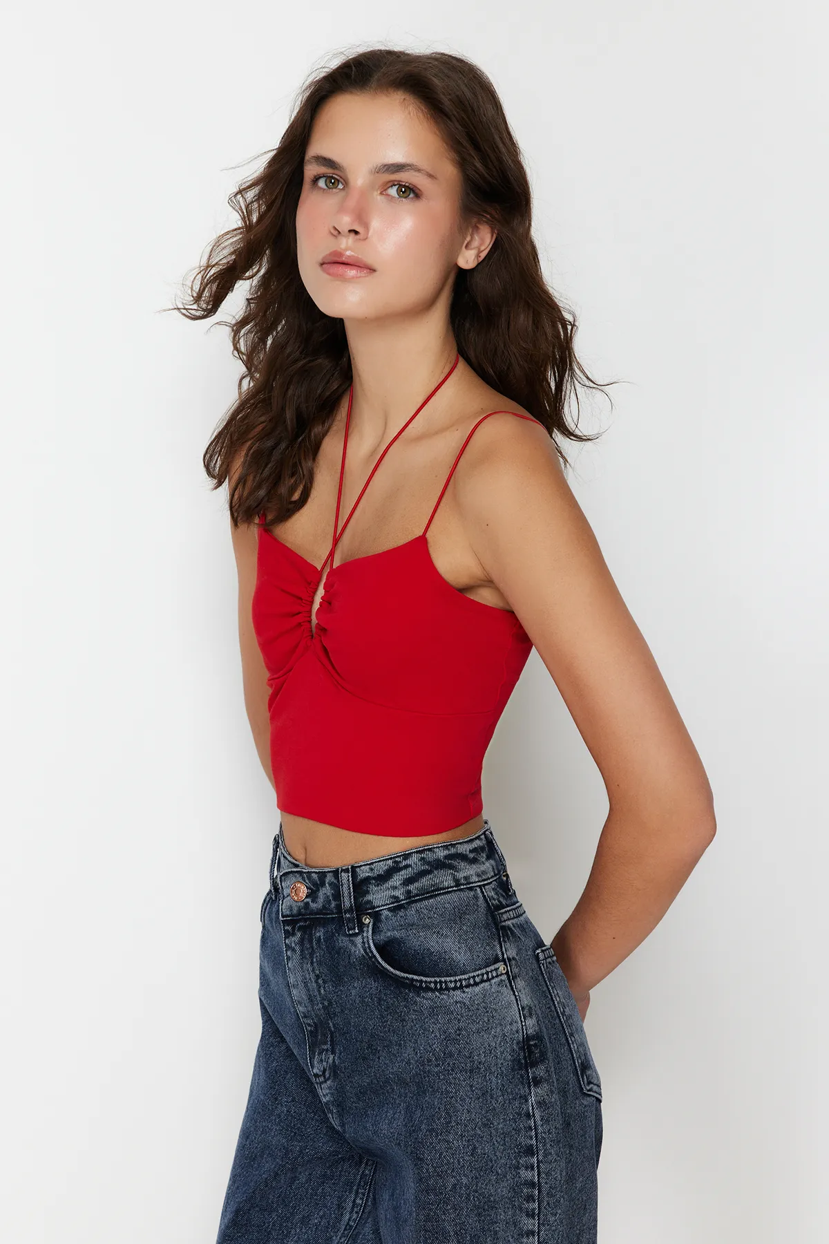 Trendyol Collection  Rotes Neckholder-Tanktop mit Spaghettiträgern aus dehnbarer Baumwolle, kurz gestrickt TWOSS23AL00046