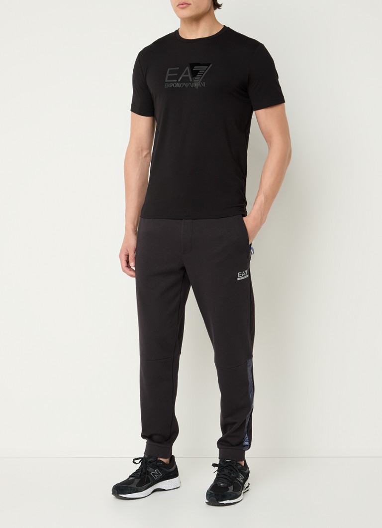 Pantaloni de trening slim fit de la Emporio Armani, cu buzunare laterale și logo.