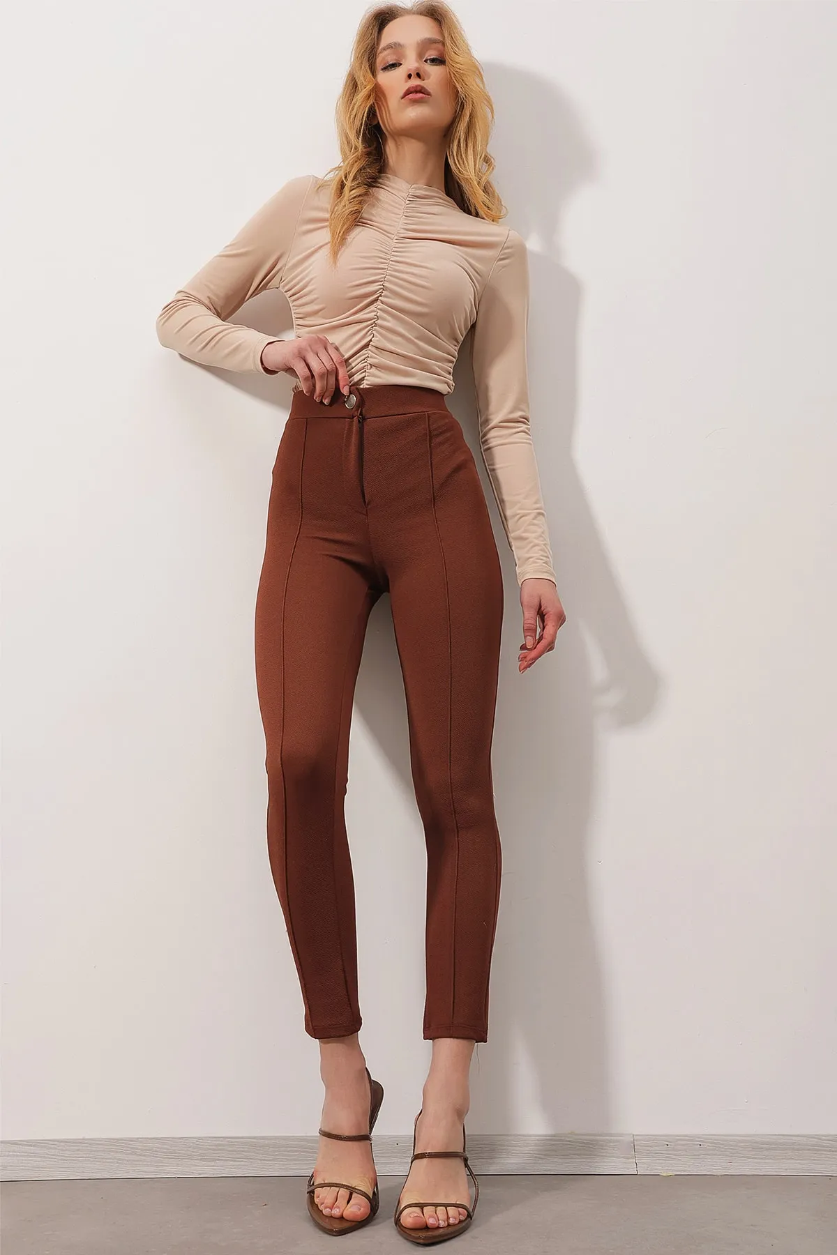 Trend Alaçatı Stili  Braune Damenhose mit hohem Bund und gerippten Nähten, gewebt, ALC-X9810