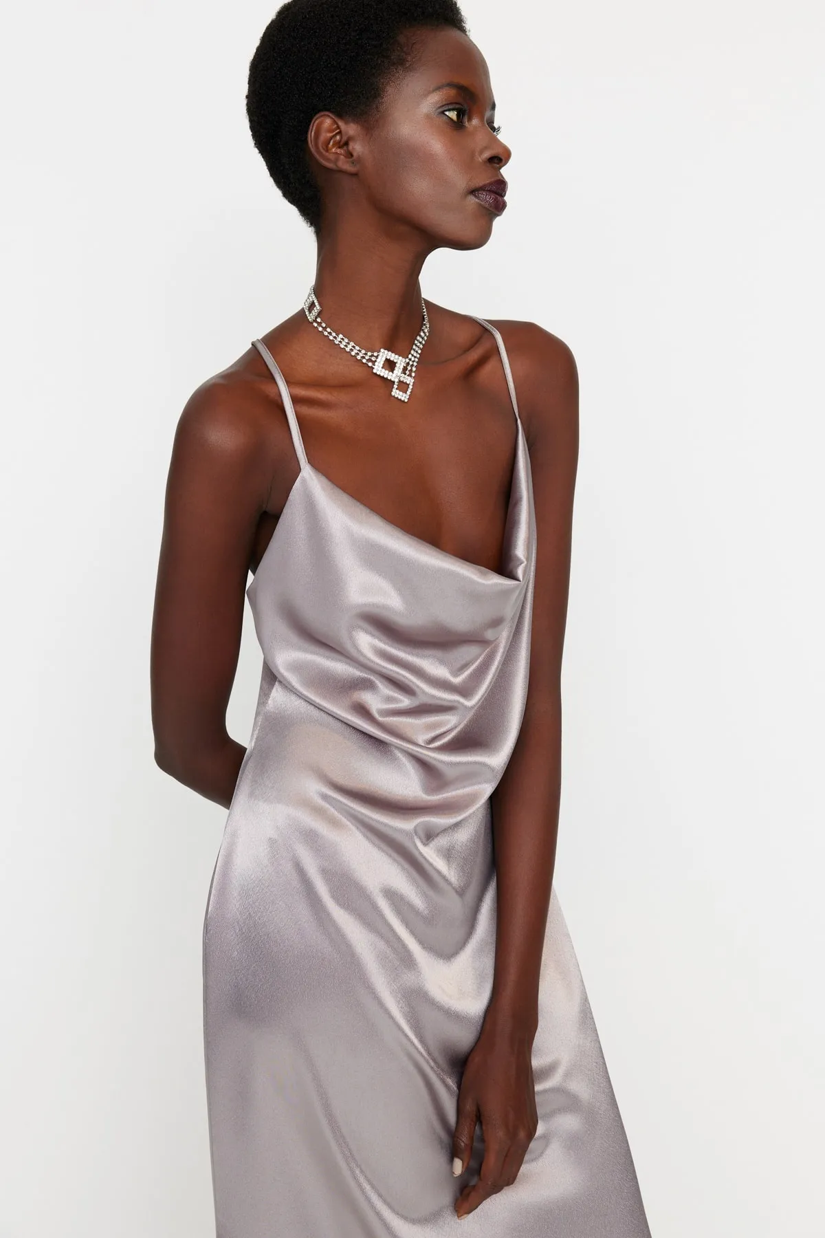 Trendyol Collection  Silbernes Abendkleid aus gewebtem Satin TPRSS23EL00003