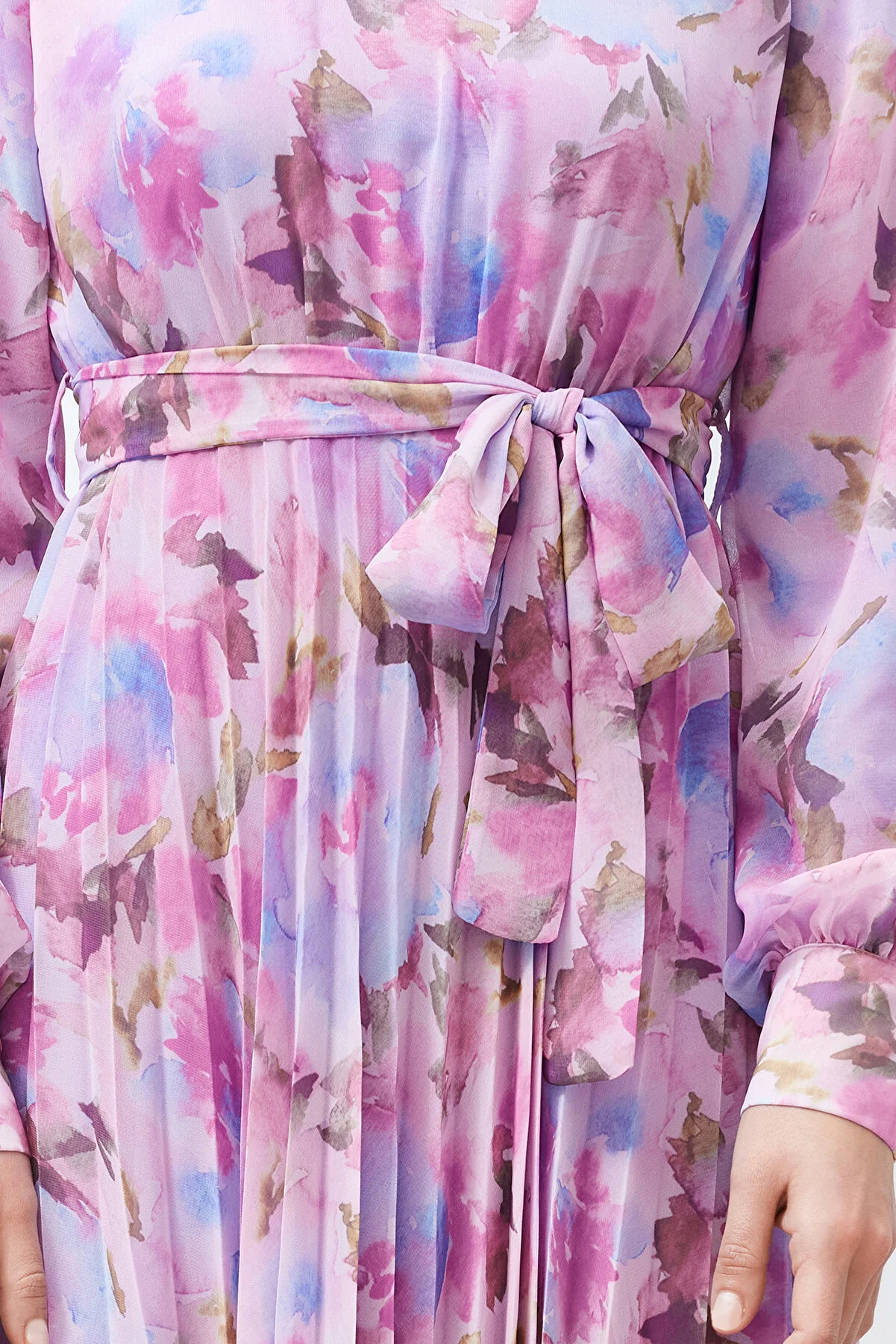 Trendyol Modest  Gewebtes Kleid aus plissiertem Chiffon mit rosafarbener Blumenschärpe und gefüttertem Detail TCTSS24EB00151