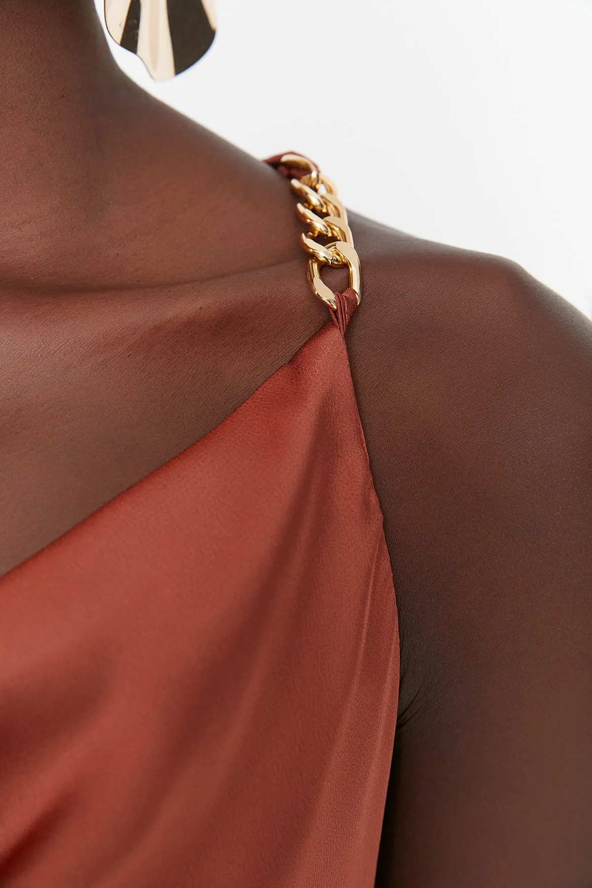 Trendyol Collection  Elegantes Abendkleid mit zimtfarbenem Satin-Schulterdetail TPRAW23EL00263
