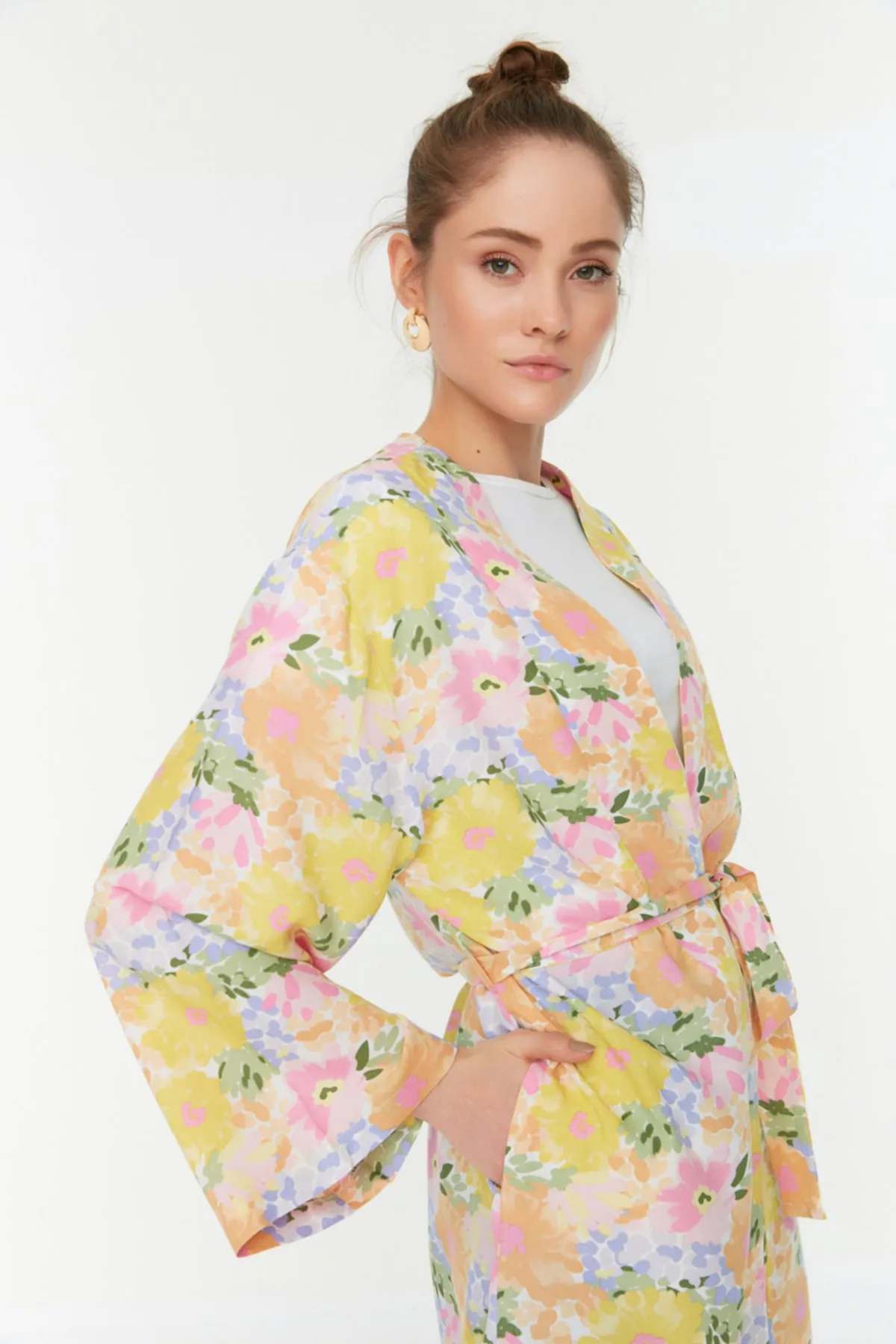Trendyol Modest  Mehrfarbiger, floral gemusterter Kimono und Kaftan mit Bindedetail und Taschen TCTSS21KK0004