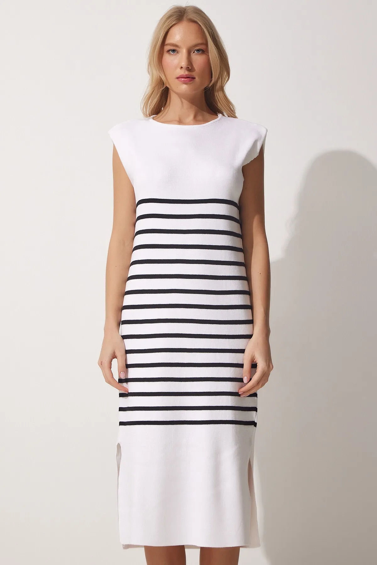 Happiness İstanbul  Schwarz-weiß gestreiftes Sommer-Strickkleid für Damen NS00374