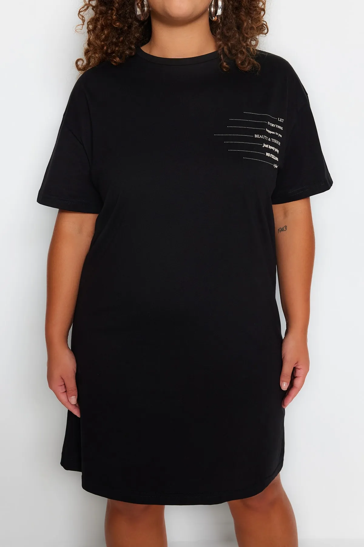 Trendyol Curve  Schwarzes bedrucktes T-Shirt-Strickkleid mit Rundhalsausschnitt TBBSS23AH00162