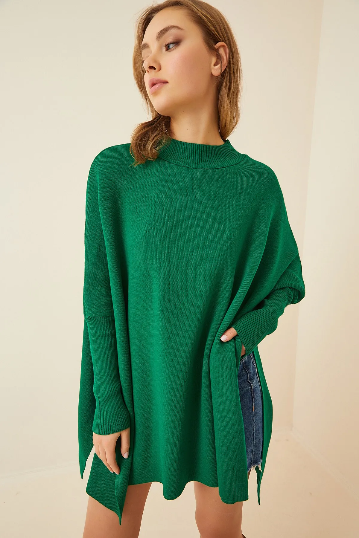 Happiness İstanbul  Grünes Oversize-Poncho-Sweatshirt mit Seitenschlitz für Damen YY00005