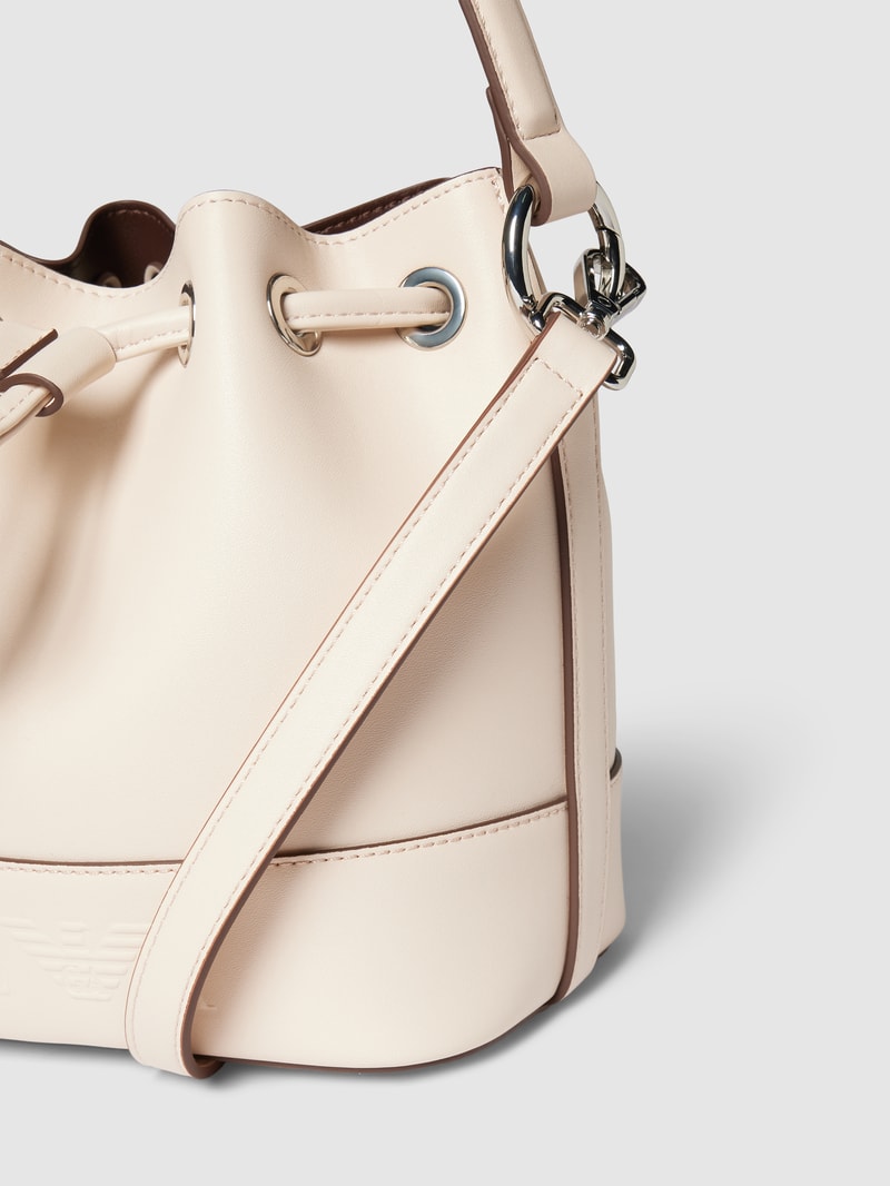Bucket Bag mit Label-Detail in beige