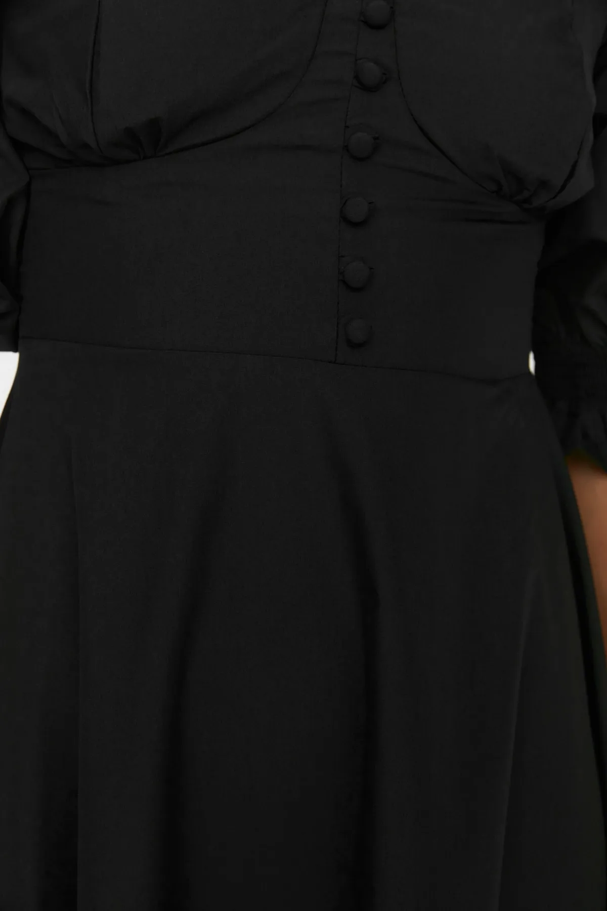 Trendyol Collection  Schwarzes, detailliertes Webkleid mit Ärmeln TWOSS22EL2817