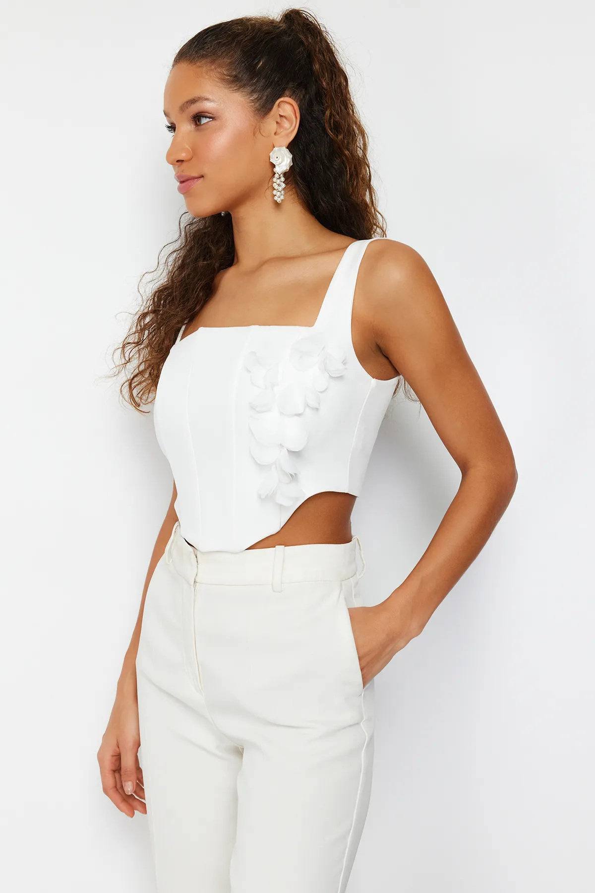 Trendyol Collection  Weißes gewebtes Brautkorsett mit detailliertem Blumenaccessoire und Bustier TPRSS24BS00022