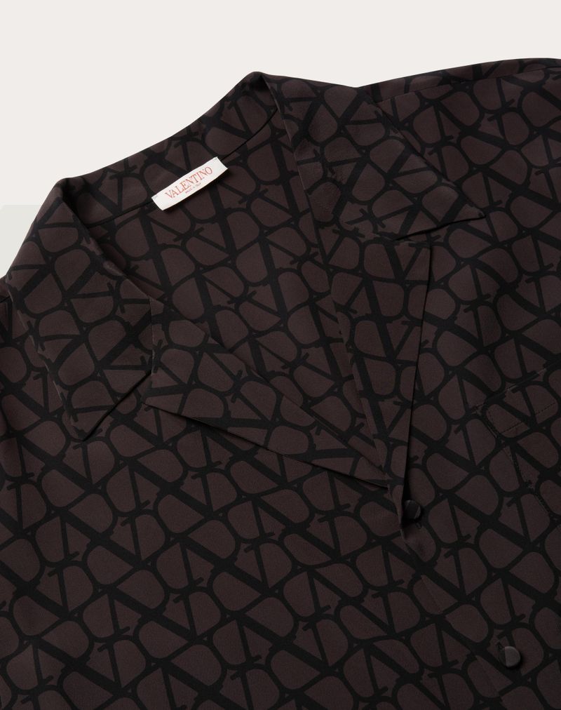 Zijden shirt met korte mouwen en een all-over iconografische toileprint.
