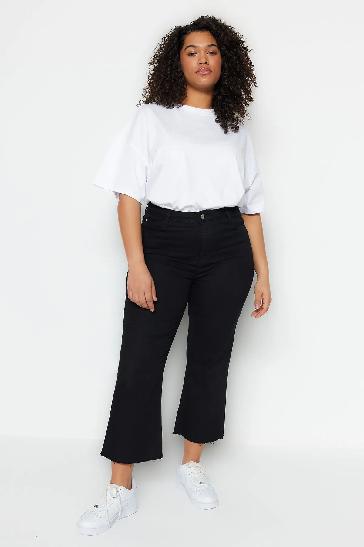 Trendyol Curve  Schwarze, lichtechte High-Waist-Jeans in Culotte-Passform mit kurzem Bein TBSSS23AR00014