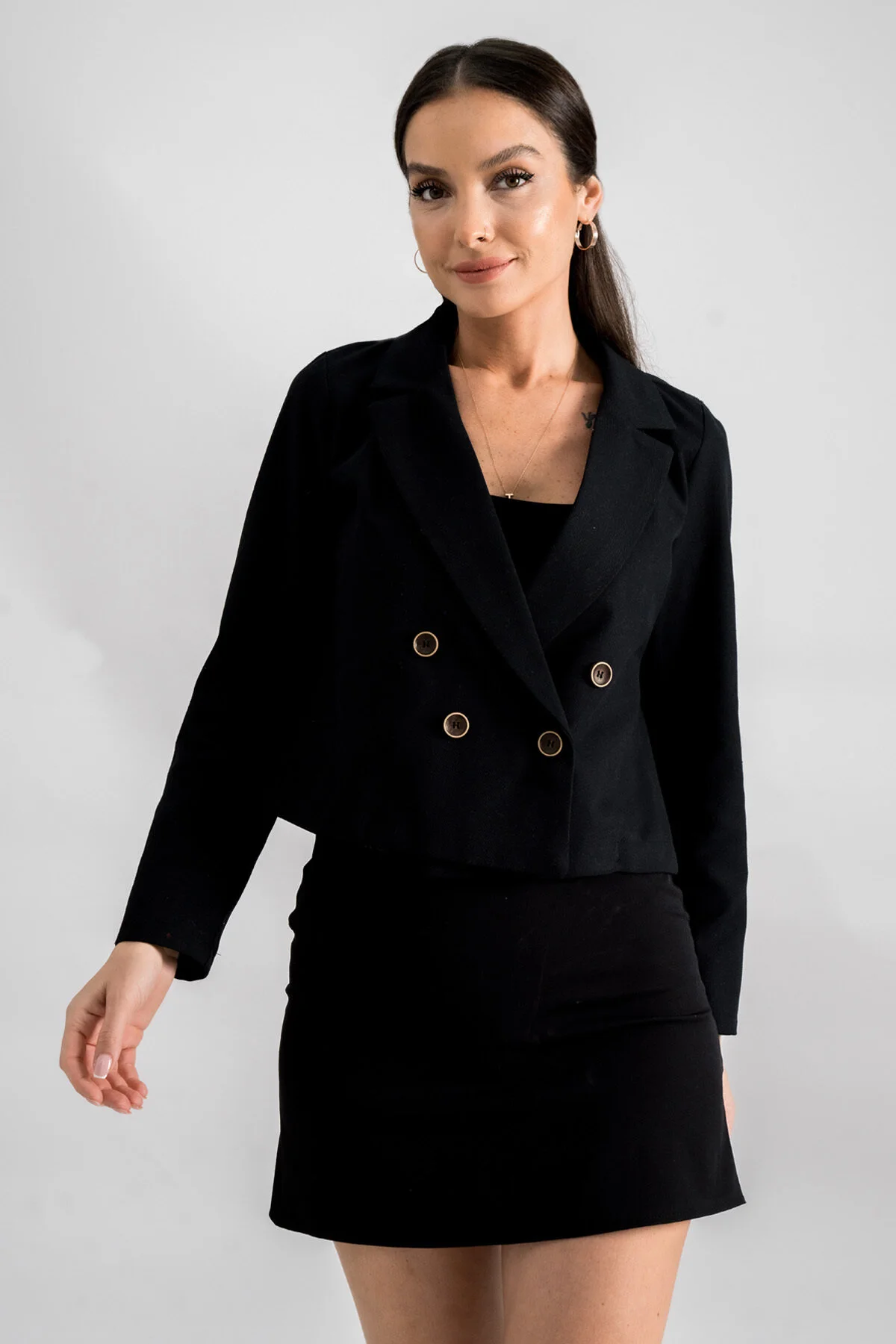 armonika  Schwarze kurze Damenjacke aus Gabardine mit zweireihigem Kragen ARM-24Y001010
