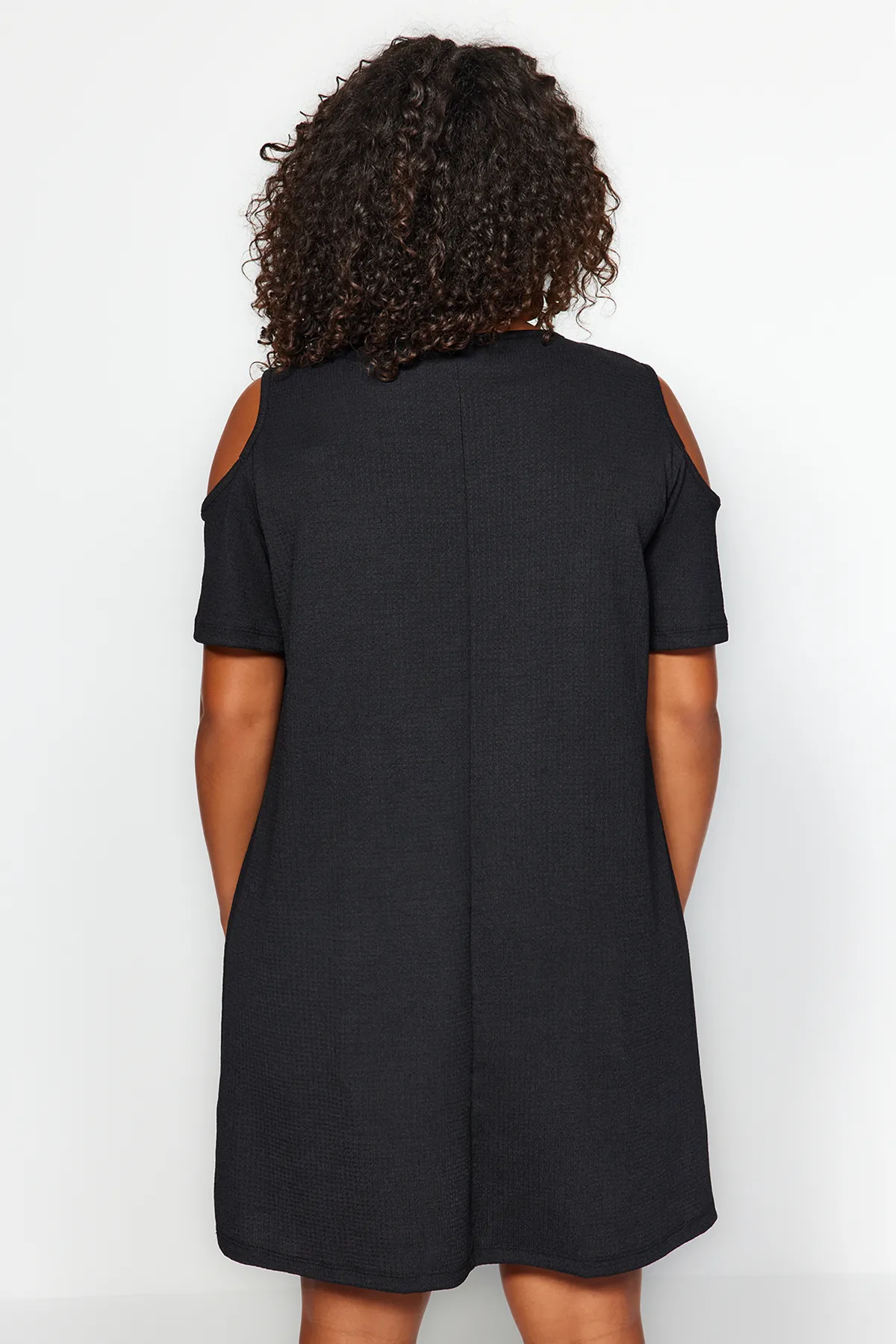 Trendyol Curve  Schwarzes, detailliertes Strickkleid mit A-Linien-Ausschnitt TBBSS22EL2986