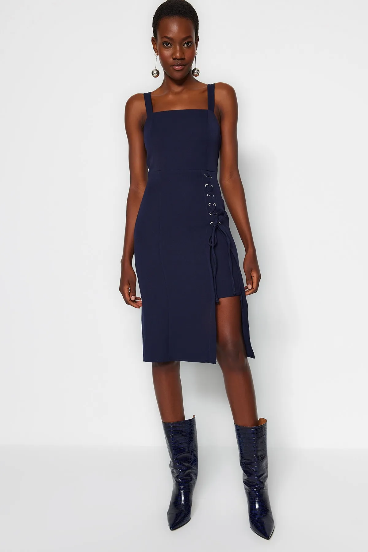 Trendyol Collection  Marineblaues, figurbetontes Midi-Webkleid mit Ösen, detailliertem Schlitz und quadratischem Kragen TWOSS19EL0079