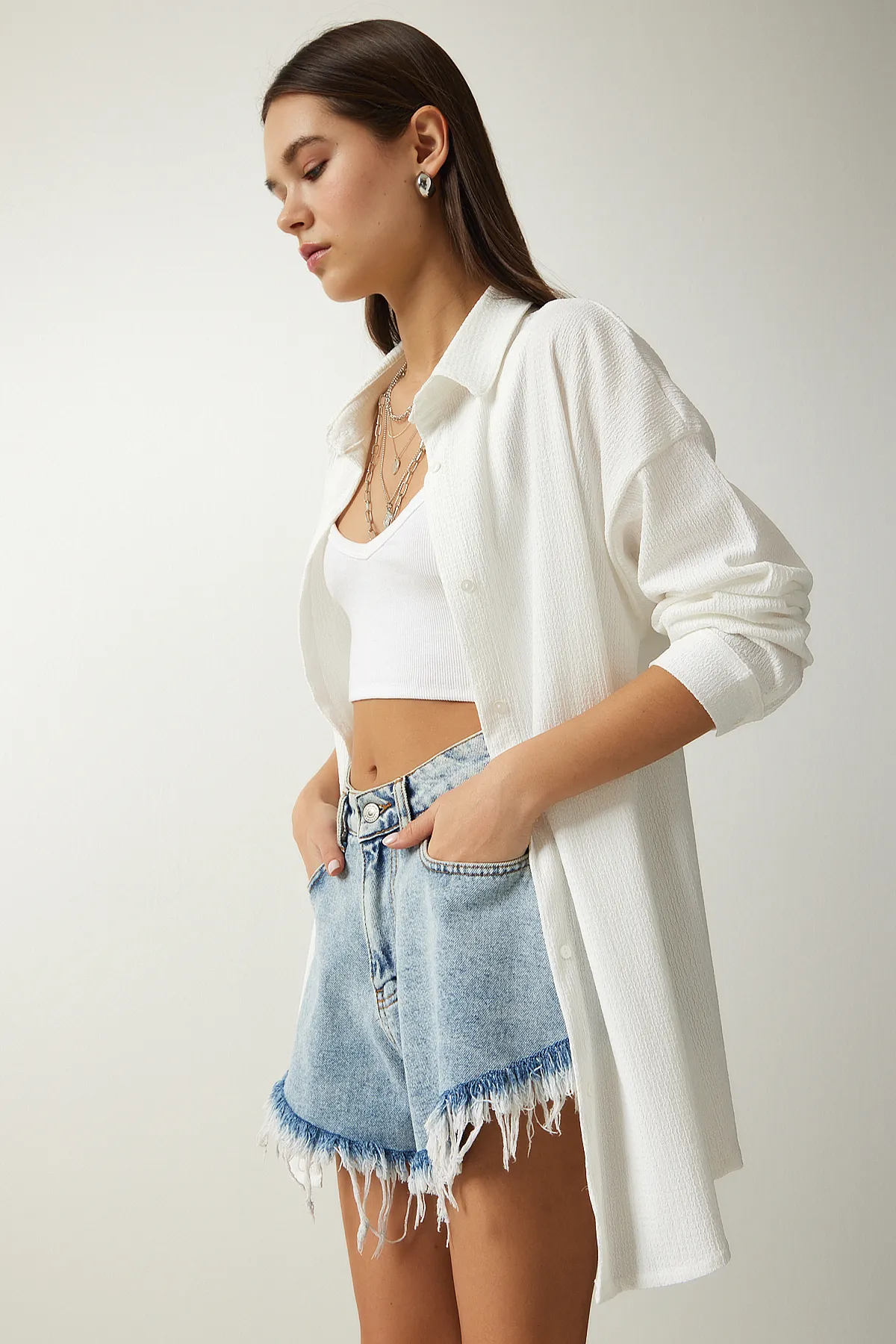 Happiness İstanbul  Weißes Crinkle-Oversize-Hemd für Damen OW00015
