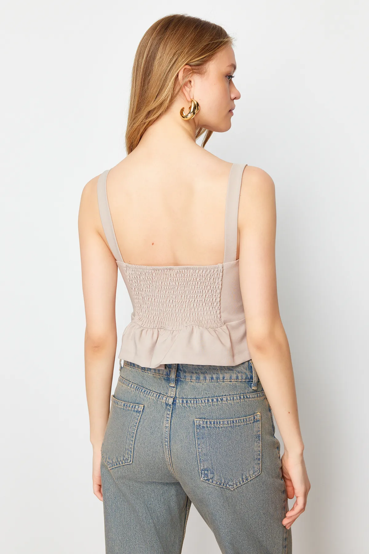 Trendyol Collection  Nerzfarbene Bluse mit gewebten Trägern und Ösendetail TWOSS24BZ00528