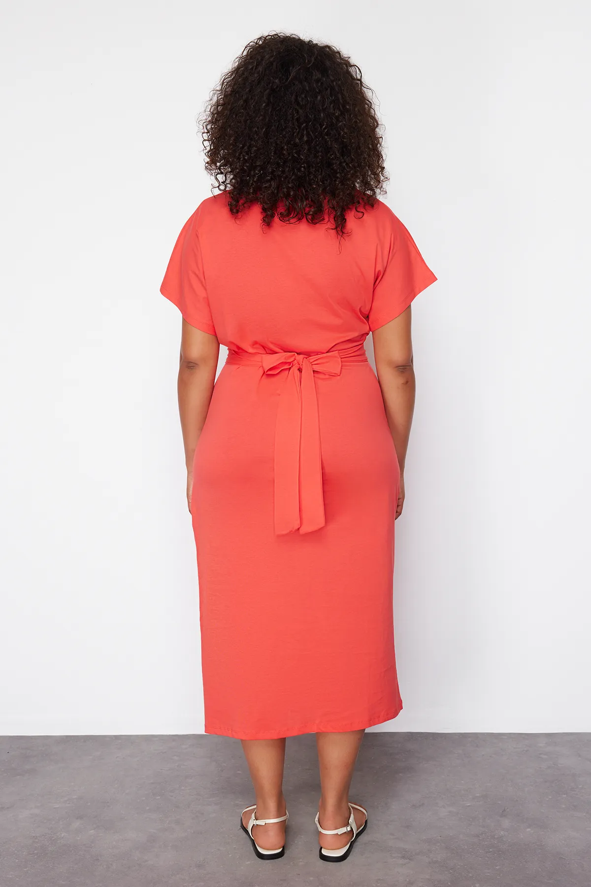 Trendyol Curve  Rotes gerade geschnittenes Strickkleid mit Schlitz und Krawattendetail TBBSS22EL1640