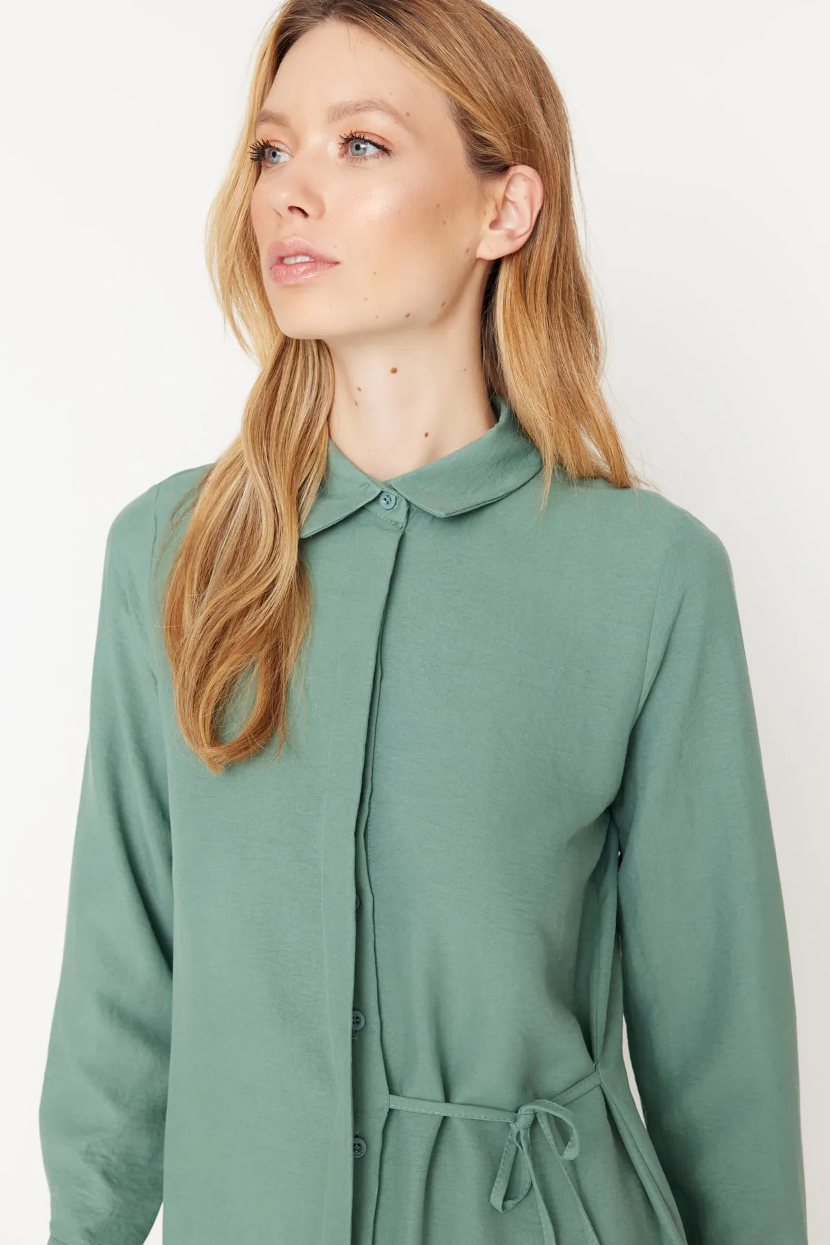 Trendyol Modest  Pistaziengrünes gewebtes Aerobin-Hemd mit Bindegürtel TCTSS22GO0105
