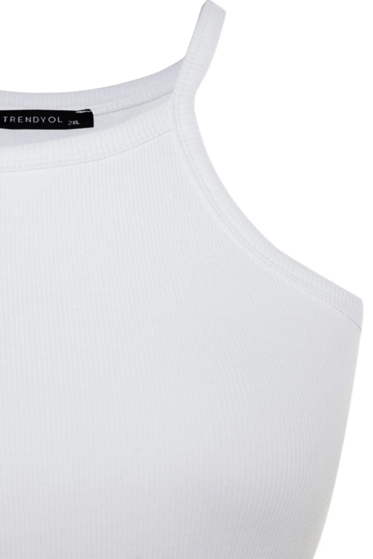 Trendyol Curve  Weißes Basic-Strick-Tanktop mit Neckholder-Kragen TBBSS23CV00000