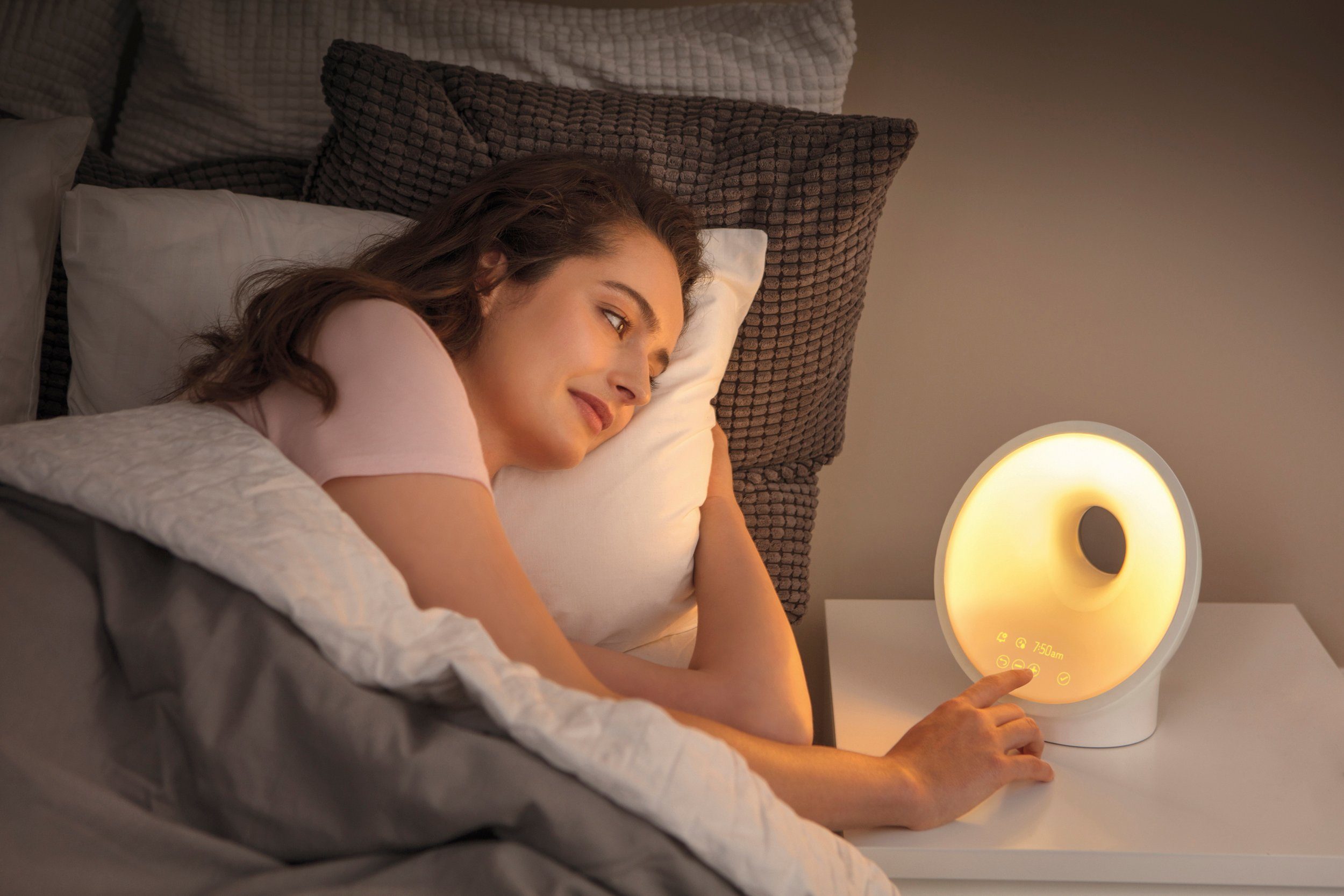 Philips Tageslichtwecker Sleep and Wake-up Light HF3650/01 mit simulierten Sonnenauf-und-Sonnenuntergang, 7 Wecktönen, UKW-Radio
