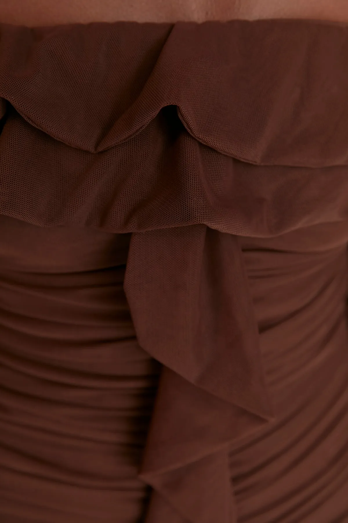 Trendyol Collection  Braunes, detailliertes Abendkleid mit Rüschen TPRAW23EL00066