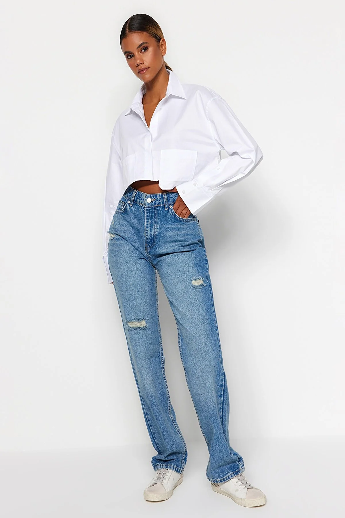 Trendyol Collection  Blaue zerrissene High Waist Lange gerade Jeans TWOAW24JE00033