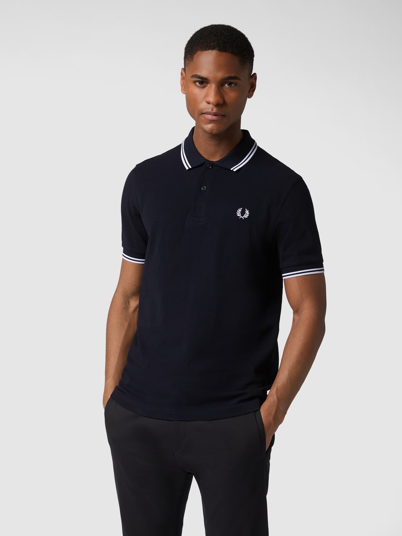 Poloshirt mit Kontrastabschlüssen in marineblau
