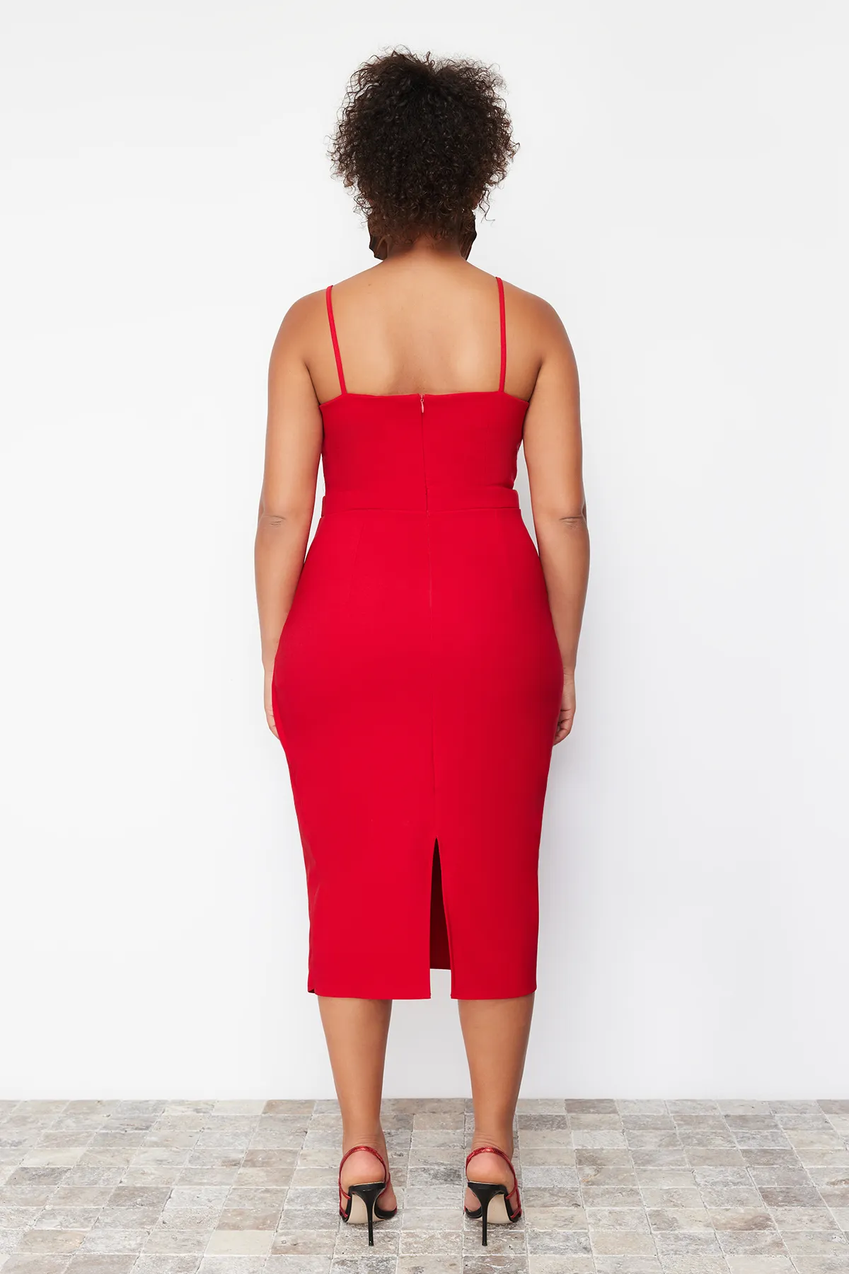 Trendyol Curve  Rotes Finike-Webkleid in Übergröße