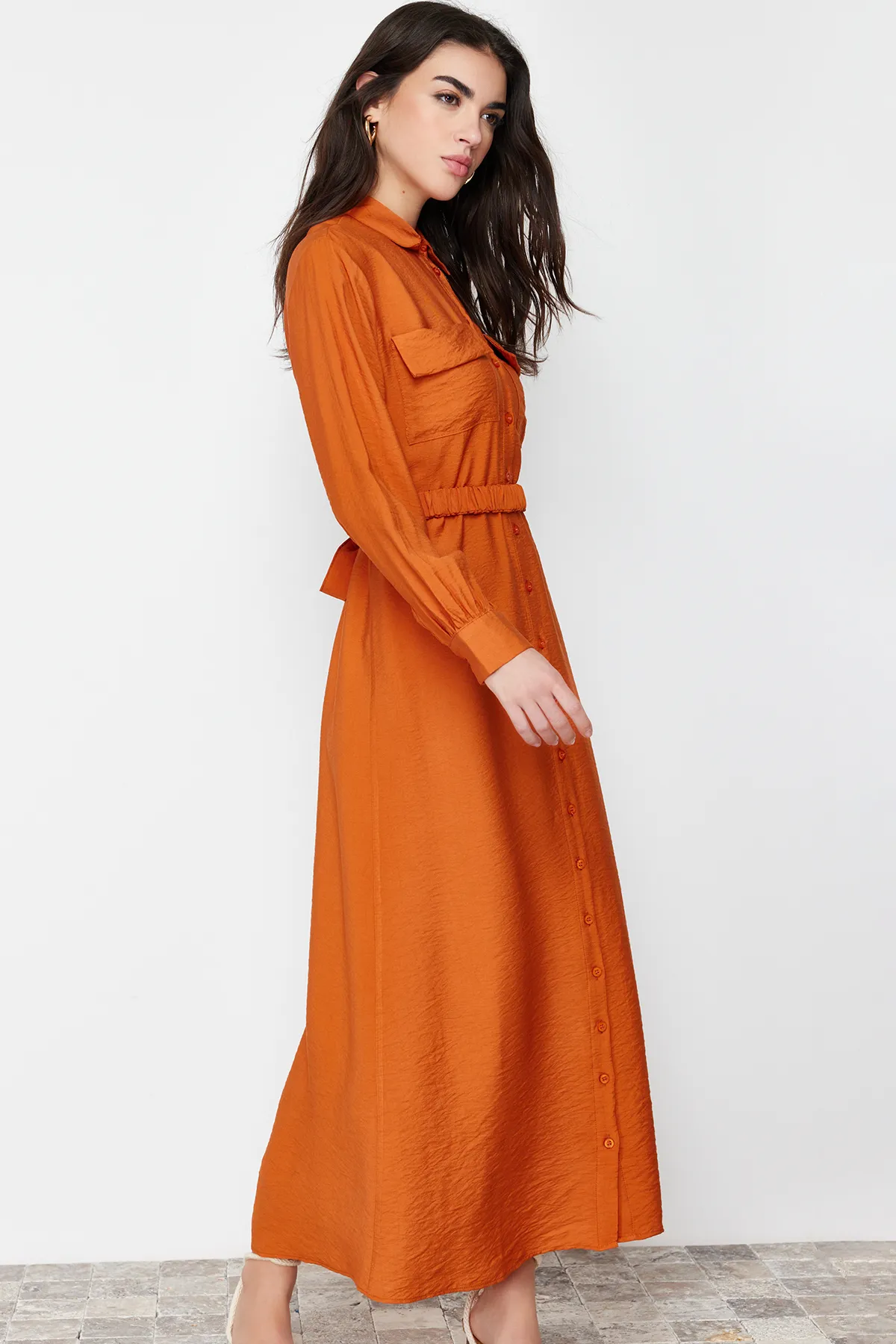 Trendyol Modest  Zimtfarbenes, gewebtes Kleid mit Gummigürtel und Taschendetails TCTSS22EB0034