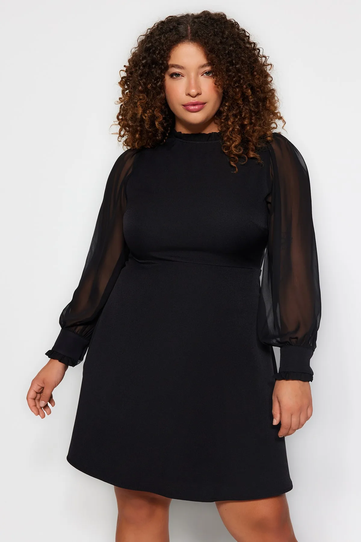 Trendyol Curve  Schwarzes A-Linien-Webkleid mit hohem Kragen TBBAW24AH00049