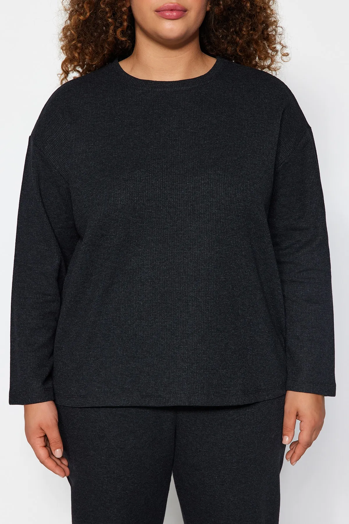 Trendyol Curve  Geräuchertes Pyjama-Set aus strukturiertem Strick TBBAW24AI00000