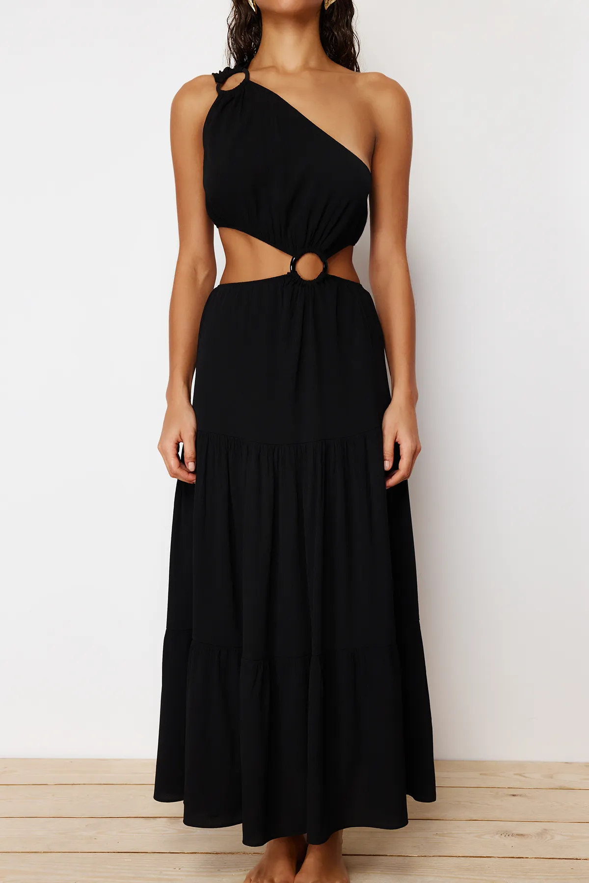 Trendyol Collection  Schwarzes, gewebtes Maxi-Strandkleid mit Ausschnitt/Fenster und einer Schulter TBESS24EL00010
