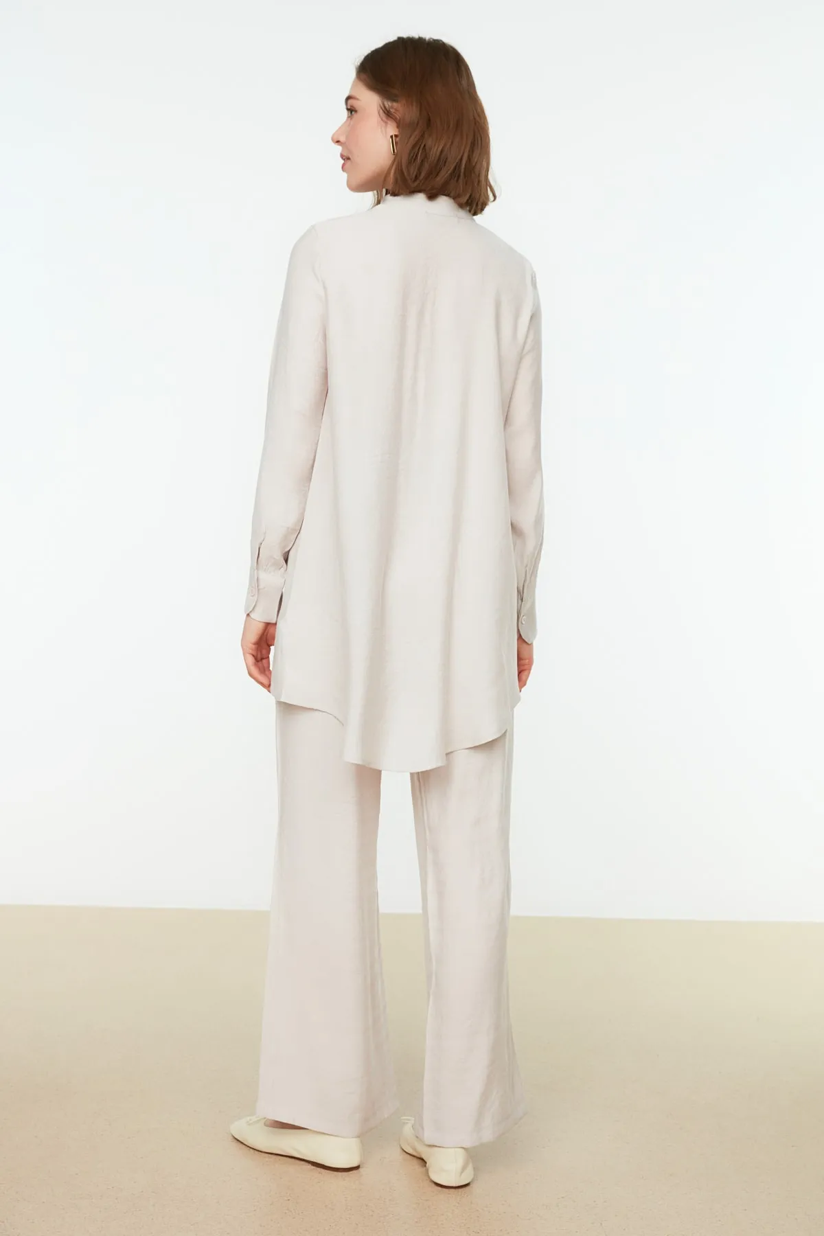 Trendyol Modest  Cremefarbenes, halb verdecktes Tunika-Hosen-Set mit Schulterdetail und Knopfleiste TCTSS22US0098