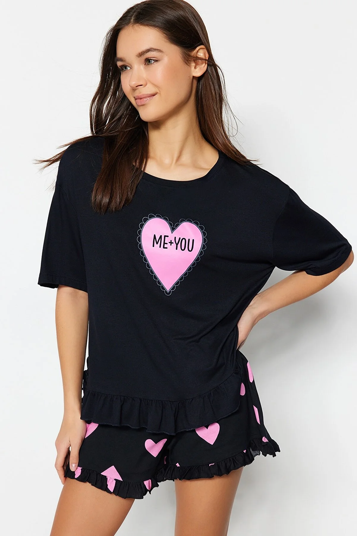 Trendyol Collection  Schwarzes Pyjama-Set aus T-Shirt und Shorts aus 100 % Baumwolle mit Herzmuster und Rüschendetail THMSS21PT0467