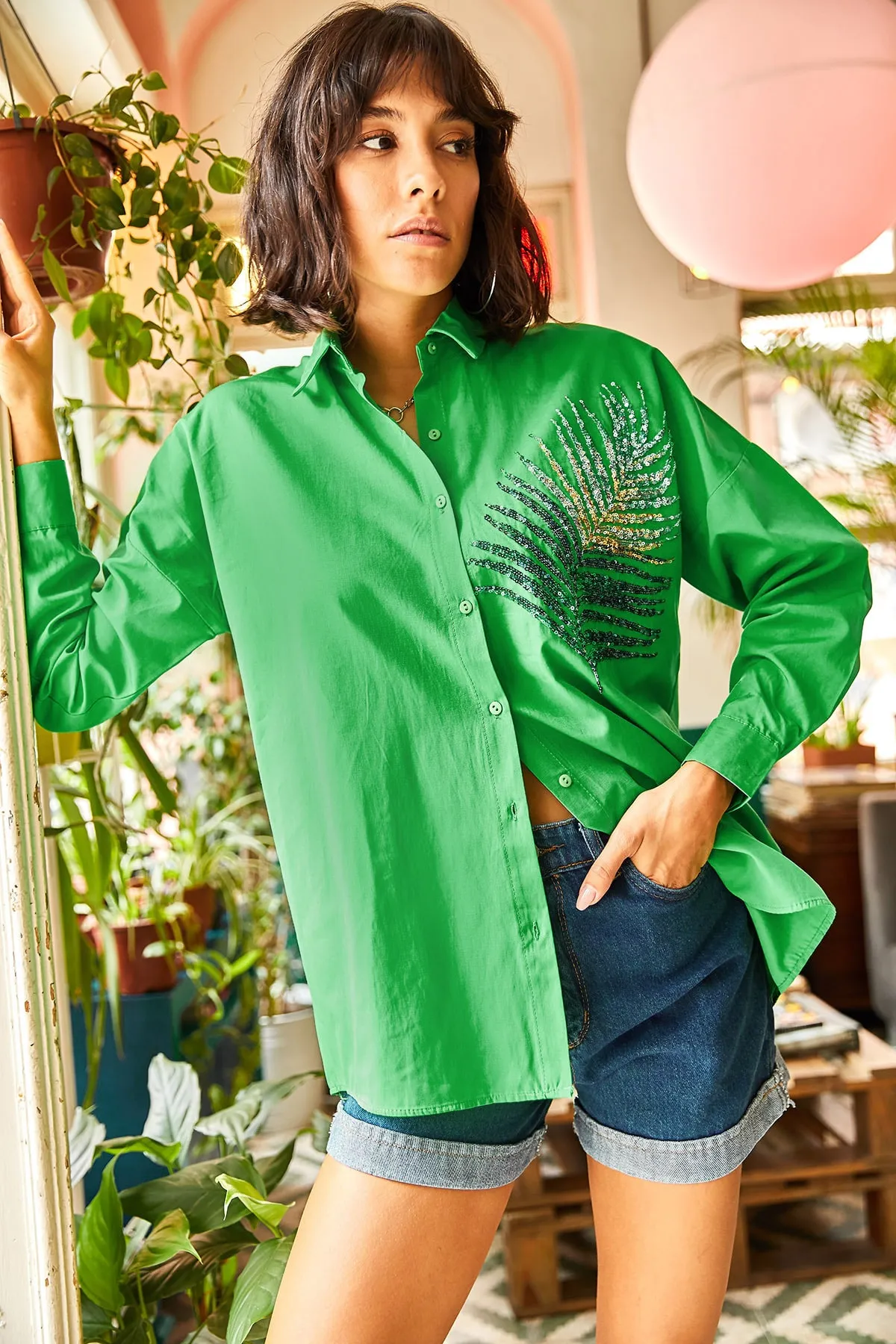 Olalook  Damen Oversize-Hemd aus gewebter Popeline mit Palmen-Paillettendetail, Grasgrün, GML-19001016