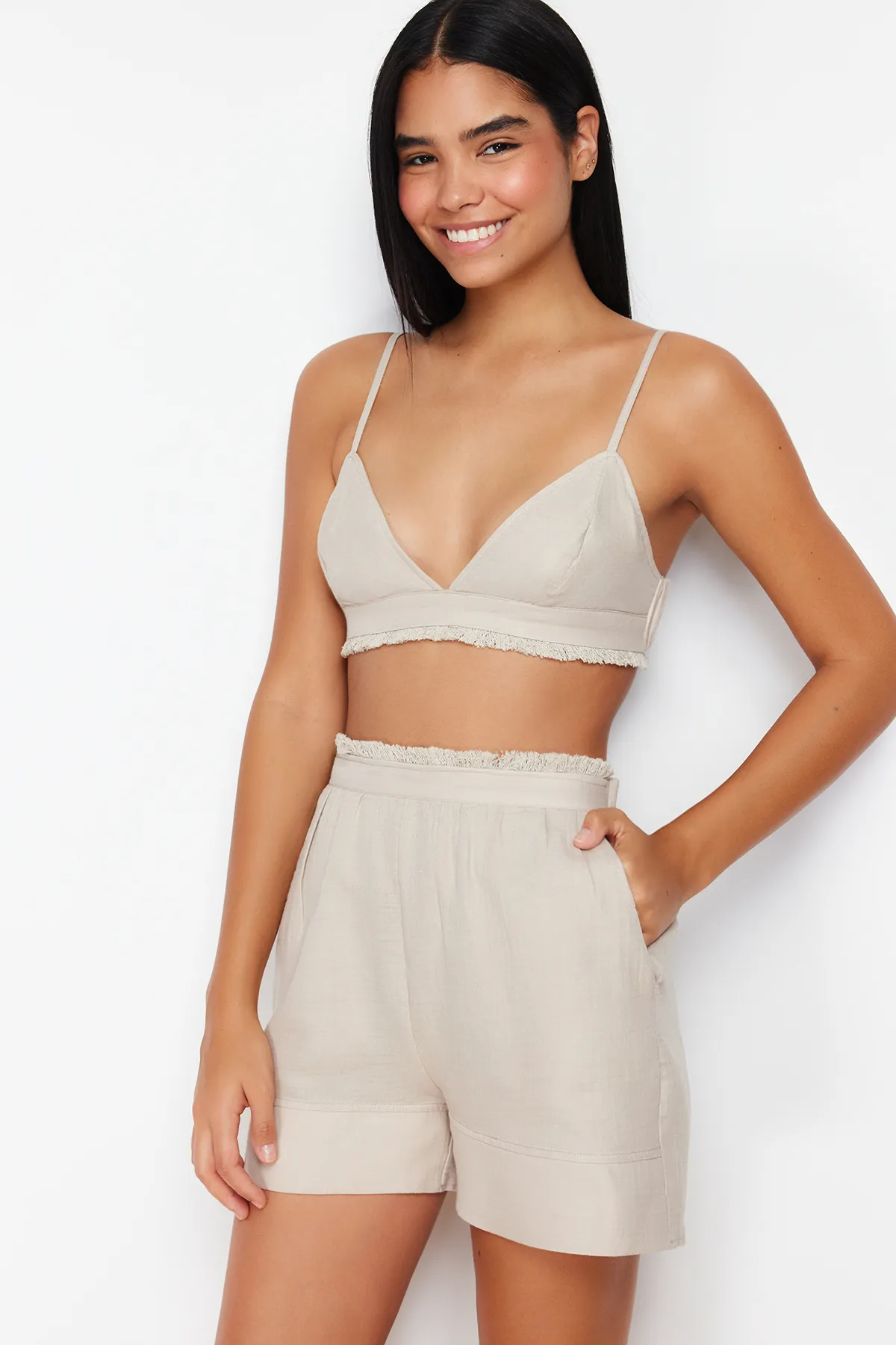 Trendyol Collection  Hochwertiges, beiges Pyjama-Set aus gewebtem Musselin aus 100 % Baumwolle mit Rüschendetails und Seilträgern THMSS24PT00076