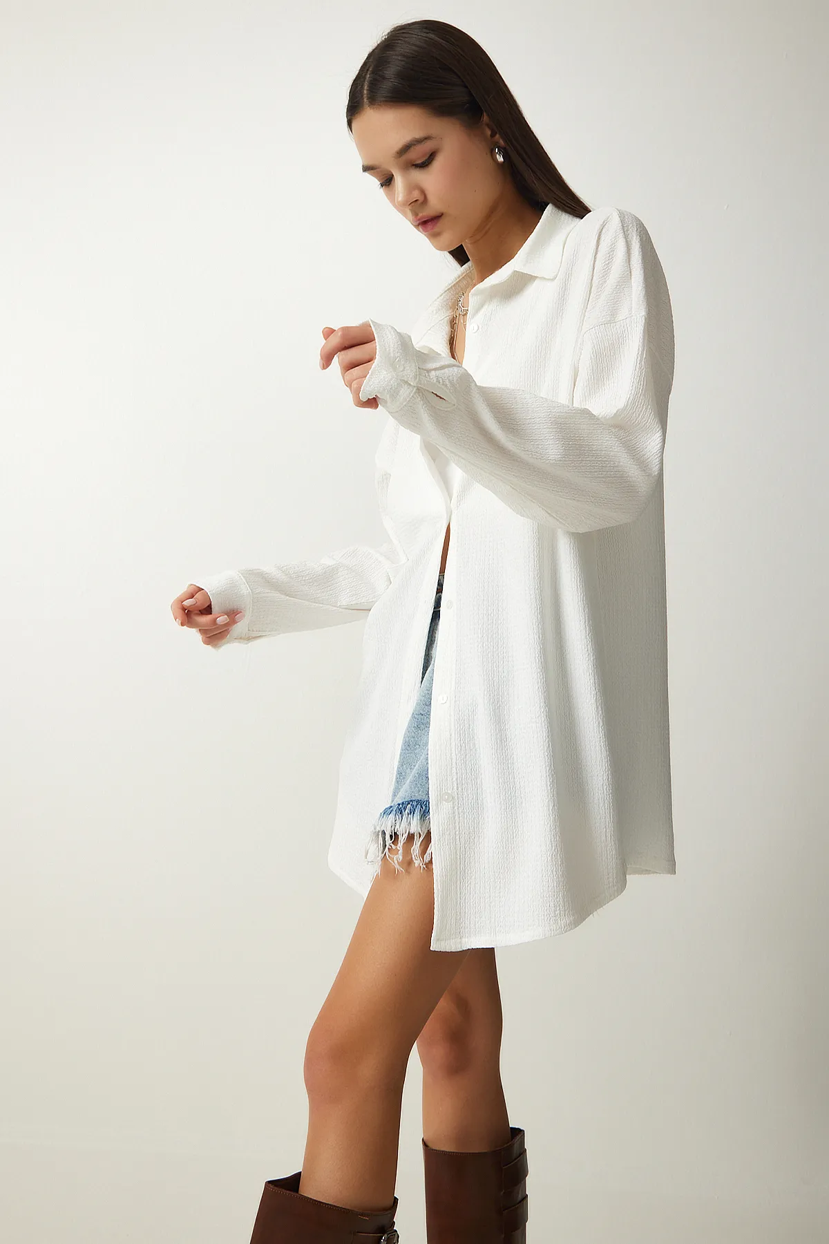 Happiness İstanbul  Weißes Crinkle-Oversize-Hemd für Damen OW00015