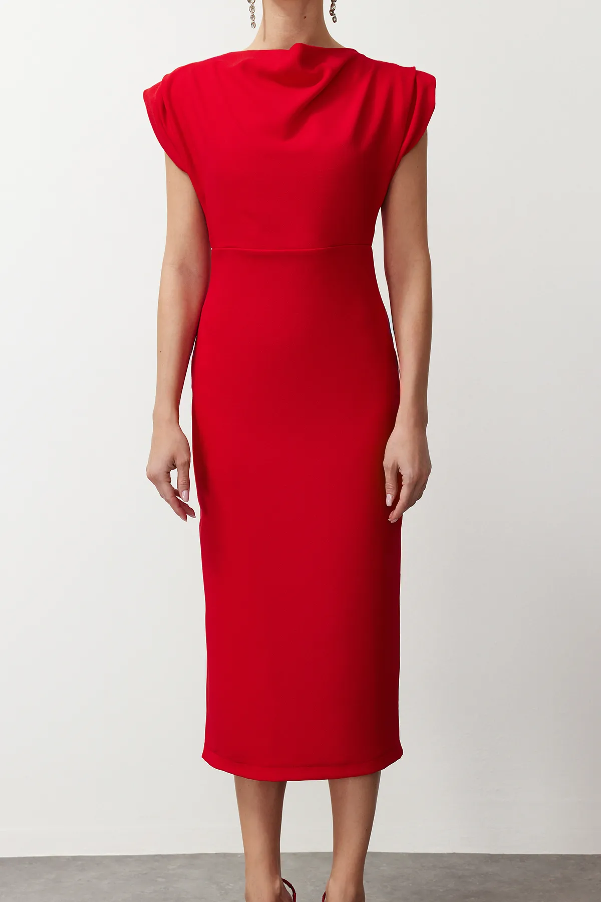 Trendyol Collection  Rotes, figurbetontes, gewebtes, stilvolles Abendkleid mit Degaje-Kragen TPRSS24EL00156