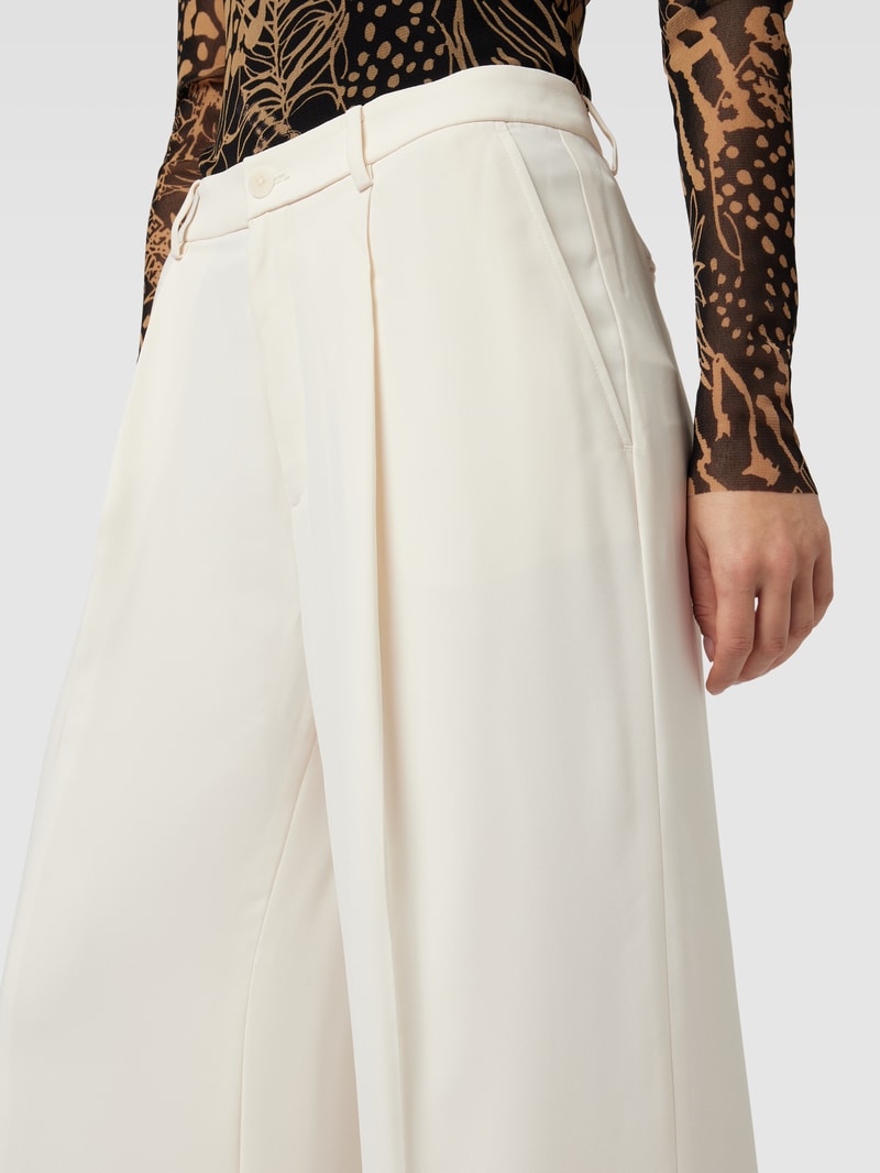 Stoffhose mit Bundfalten in offwhite