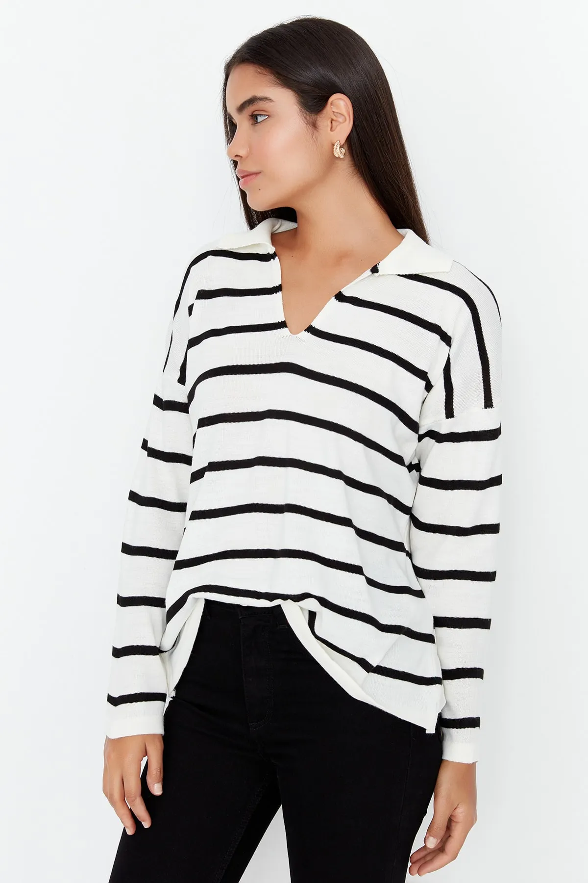 Trendyol Collection  Schwarzer gestreifter Strickpullover mit super weiter Passform TWOAW23KZ01845
