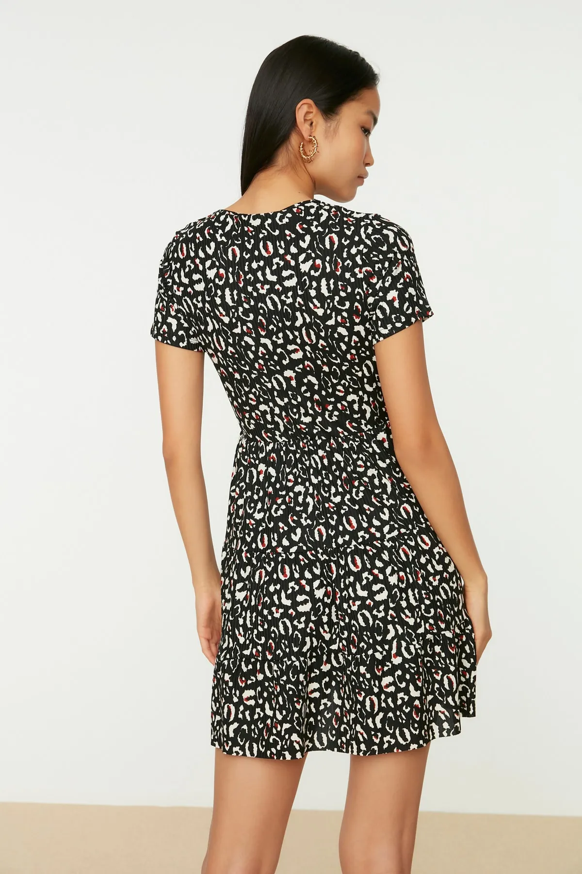 Trendyol Collection  Schwarzes, bedrucktes, zweireihiges Mini-Stretch-Strickkleid mit zweireihigem Ausschnitt TWOSS21EL0241