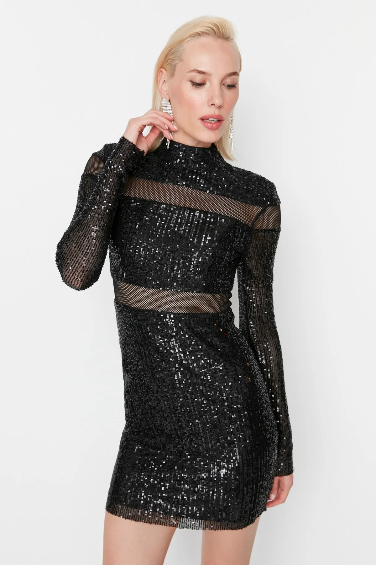 Trendyol Collection  Schwarzes, mit Pailletten gestricktes, elegantes Abendkleid TPRAW23EL00088