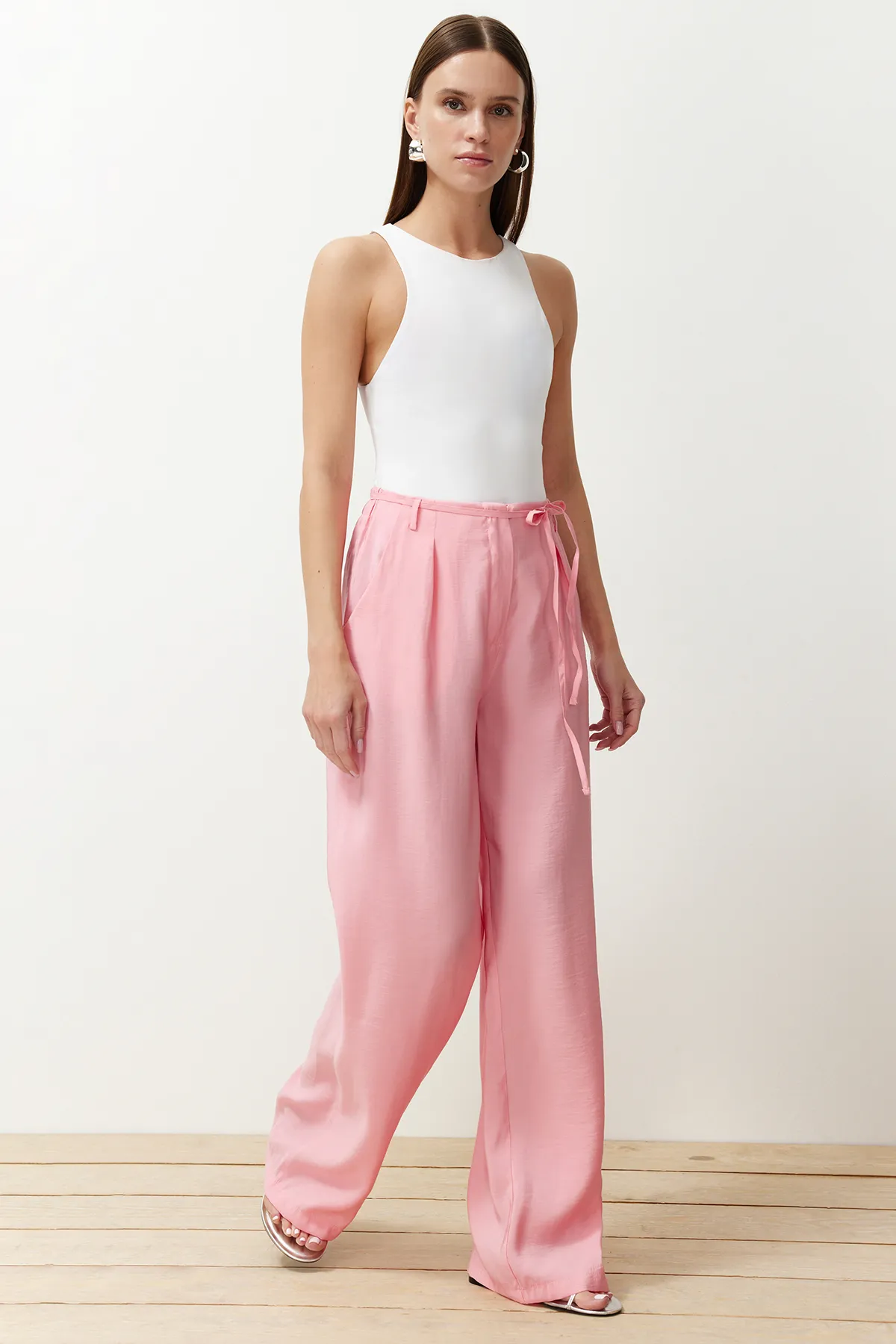 Trendyol Collection  Rosafarbene, gewebte Hose mit Modalanteil und dünnem Gürtel, plissiert, weit geschnitten, weites Bein TWOSS24PL00121