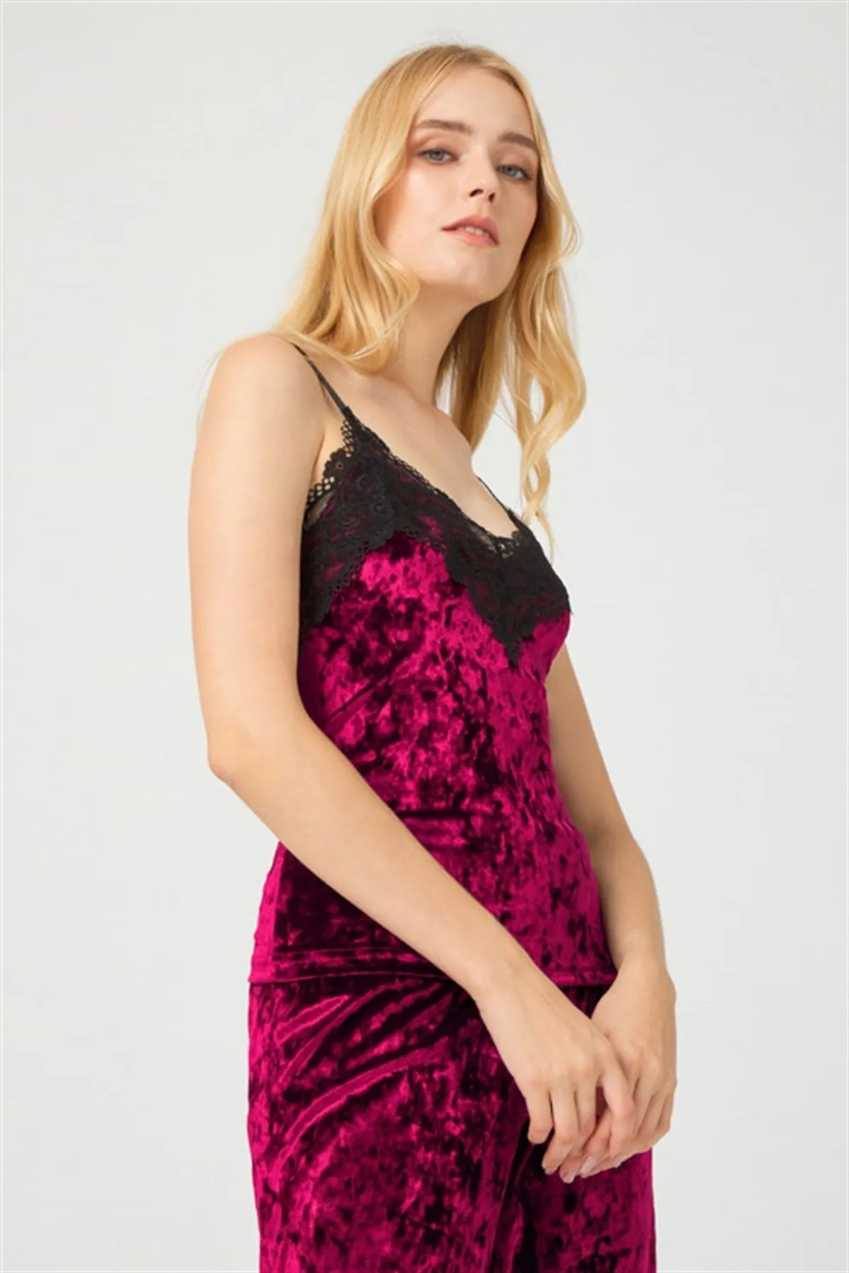 Cottonhill  Damen-Pyjama-Set aus Samt mit Kirschspitze und detailliertem Detail