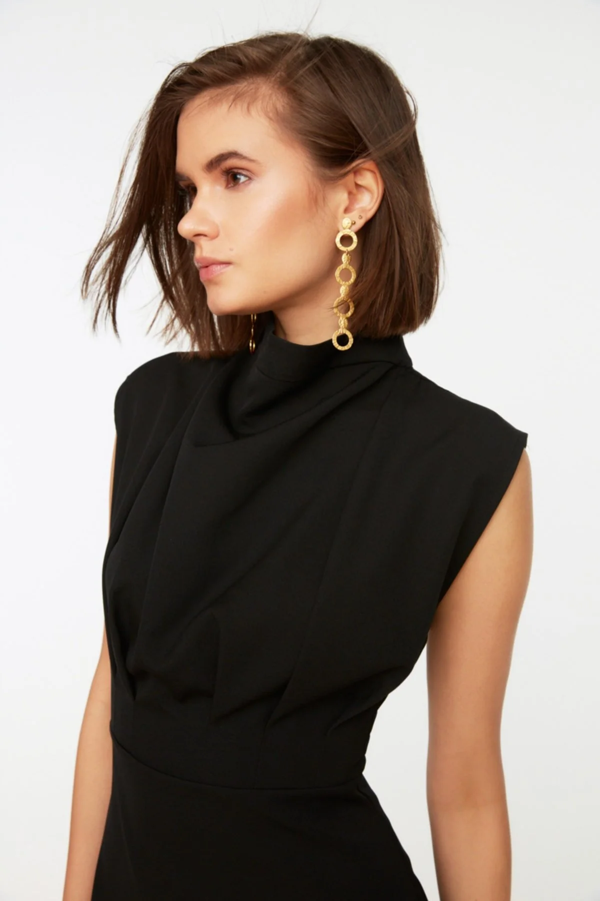 Trendyol Collection  Schwarzes, figurbetontes, gewebtes Kleid mit Stehkragen TWOAW20EL0311