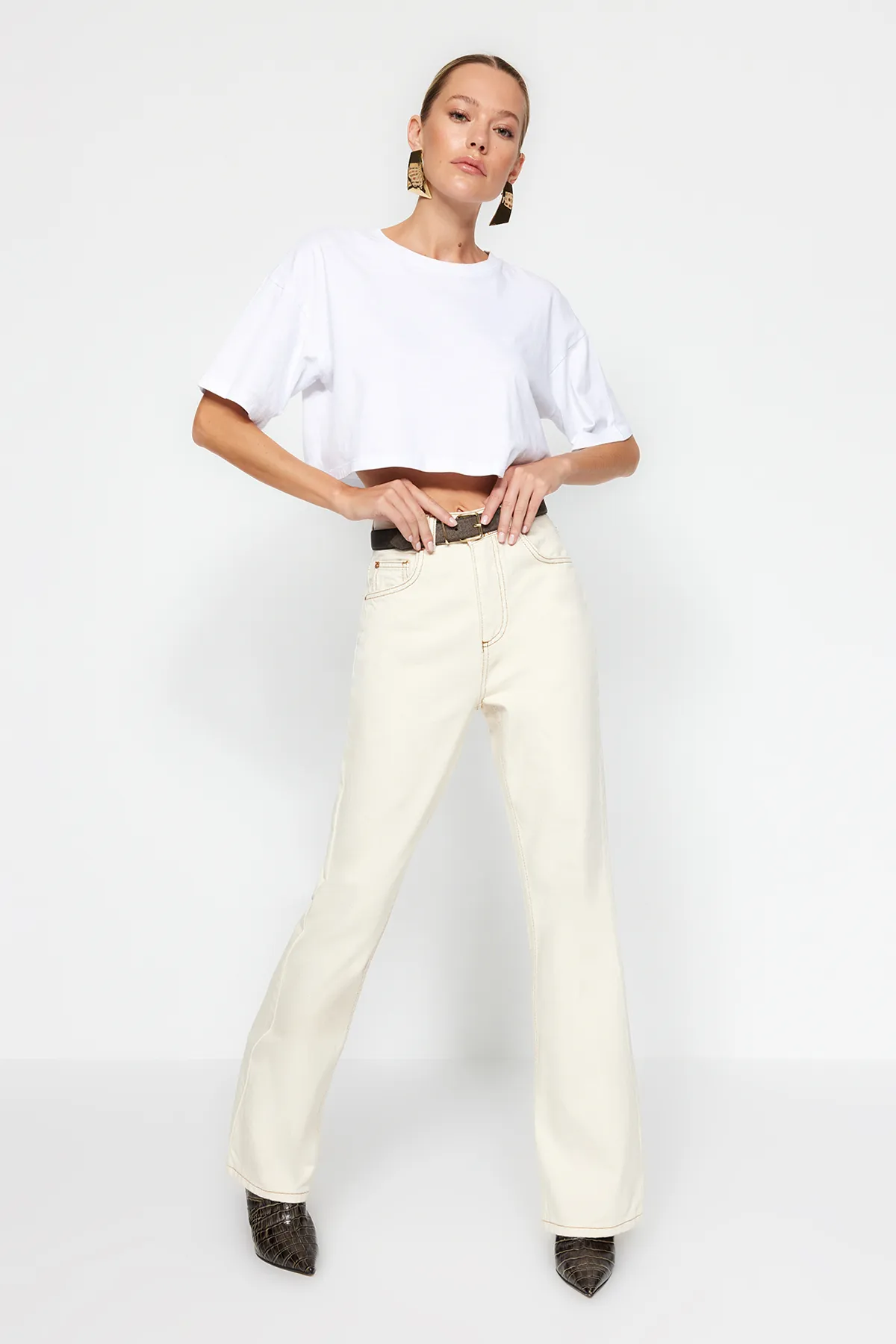 Trendyol Collection  Ecrufarbene Jeans mit hoher Taille und weitem Bein TWOAW24JE00274