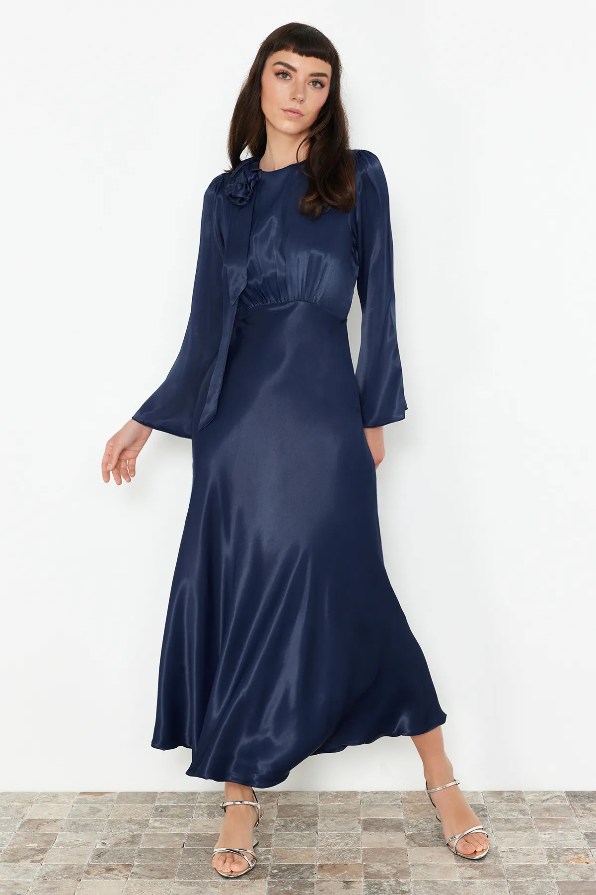 Trendyol Modest  Marineblaues Abendkleid aus gewebtem Satin mit Rosendetail für besondere Anlässe TCTSS24DB00043