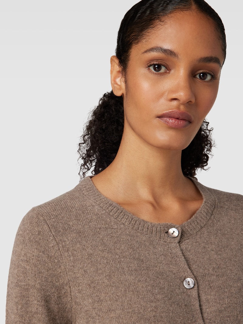 Strickjacke mit Knopfleiste und Eingrifftaschen in haselnuss braun