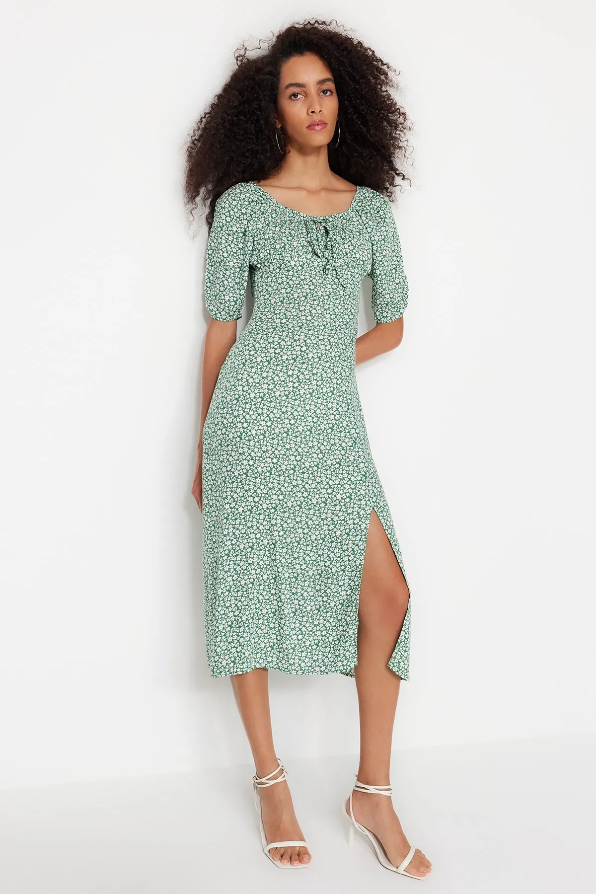 Trendyol Collection  Grünes Midi-Webkleid mit Bindedetail TWOSS23EL00410