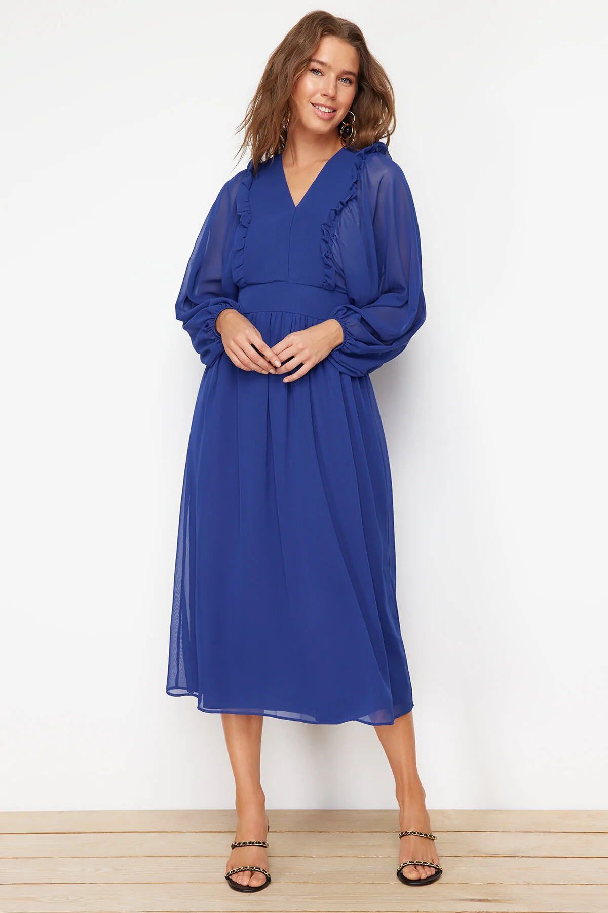 Trendyol Modest  Saks Minimal gemustertes, gefüttertes Chiffon-Gewebekleid TCTSS24EB00035
